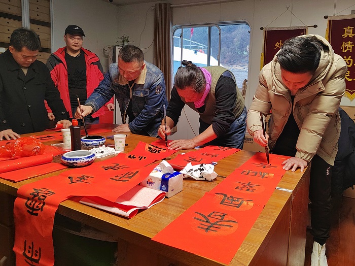 群賢畢至賀新春，揮毫潑墨送祝福